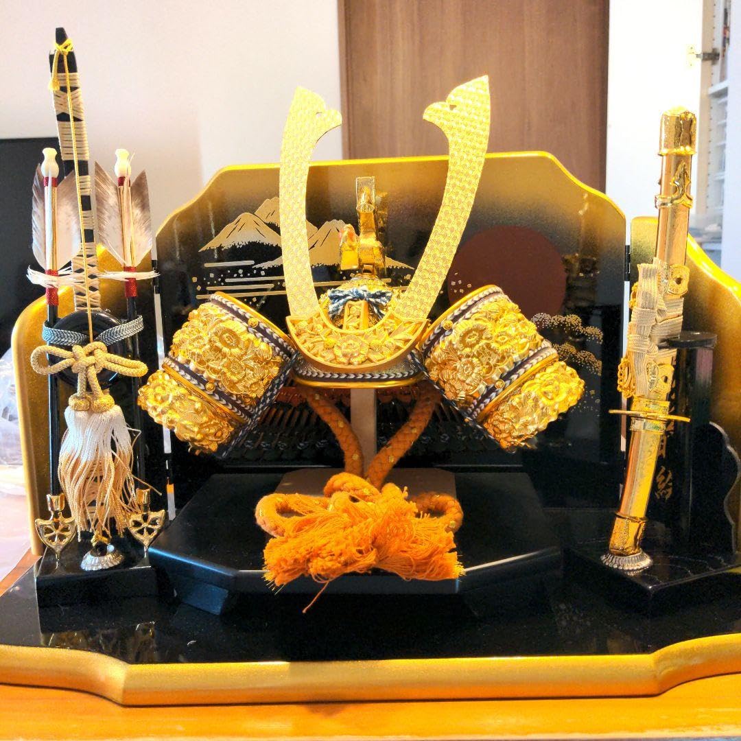 美品　金色の兜飾り 　兜　こどもの日　宝石つき　節句　五月人形 Amazon | 金色の兜飾り 兜 こどもの日 宝石つき 節句 五月人形